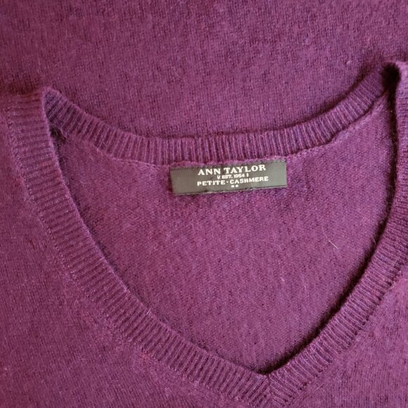 Ann Taylor Rich Deep Purple Cashmere Long Sleeve V Neck Sweater * 2 Petite - Picture 7 of 7